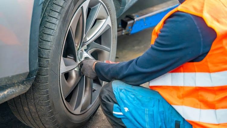 mobile tyre fitting team providing roadside tyre repair and replacement service